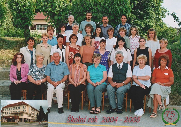 foto učitelského sboru ve šk. roce 2004/2005
