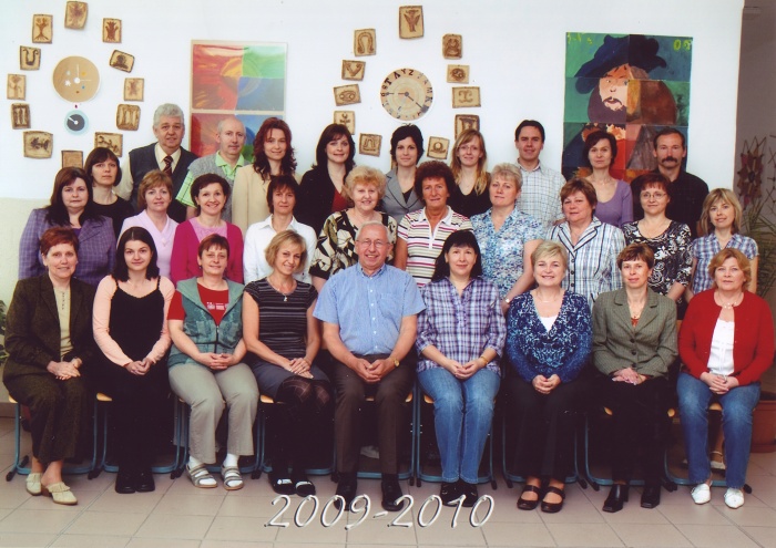 foto učitelského sboru ve šk. roce 2009/2010