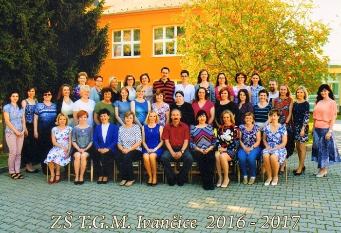 foto učitelského sboru ve šk. roce 2016/2017